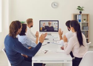 Reunião de briefing para consultoria em marketing digital